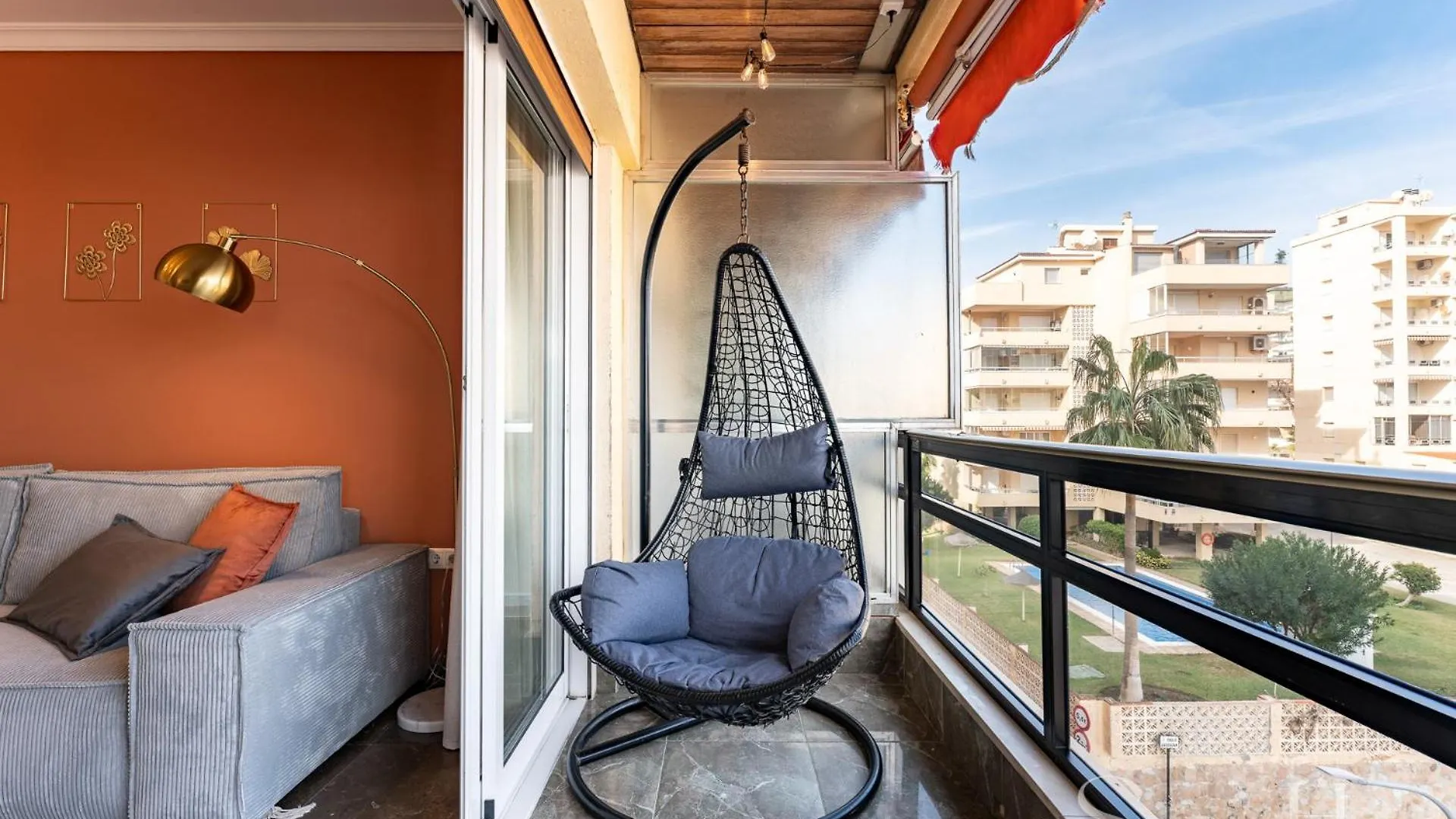 Apartment First Line , Cosy And Comfortable + Swimming Pool Torremolinos