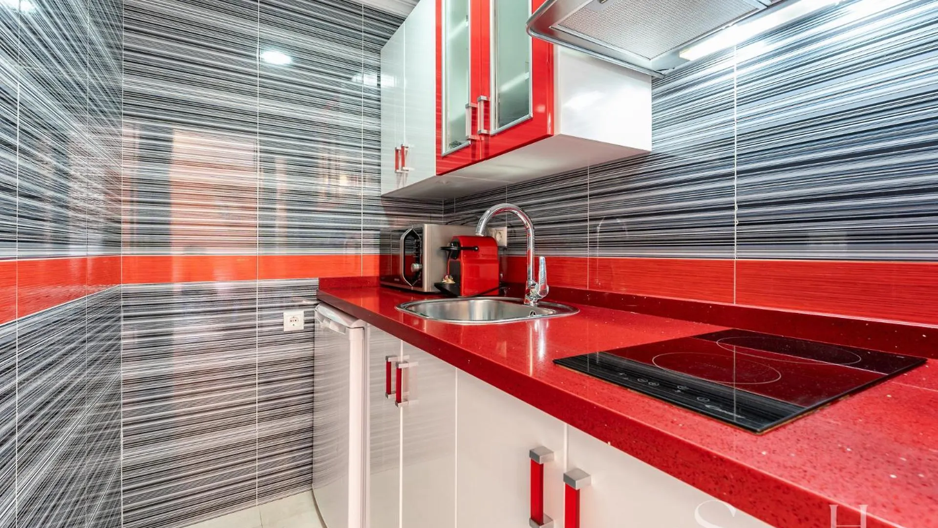 First Line , Cosy And Comfortable + Swimming Pool Torremolinos Apartment